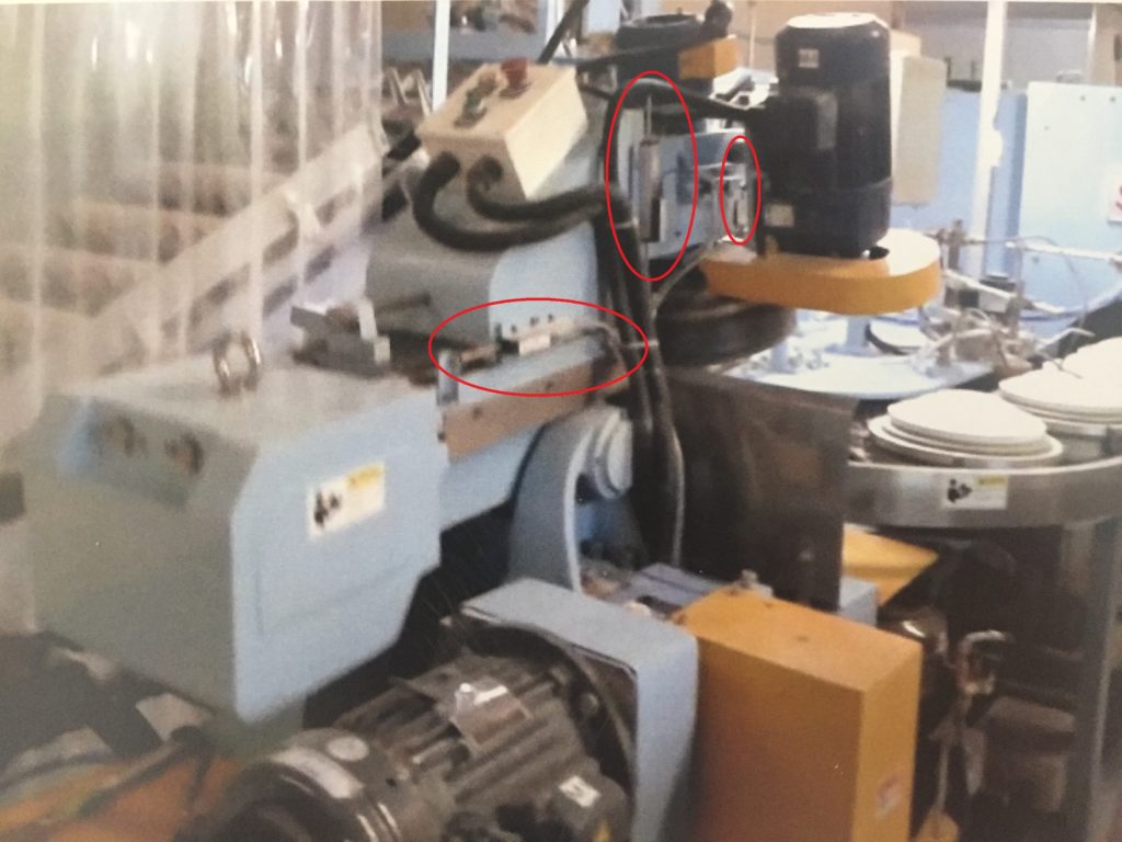実際に陶磁器成型自動ラインの制御に設置された写真